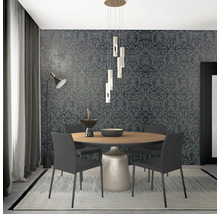 Esszimmer mit rundem Holztisch, Stühlen, Lampe und gemusterter Tapete