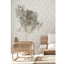 Heller Raum mit Rattanmöbeln, Olivenbaum und geometrischer Tapete für ein modernes Wohnambiente