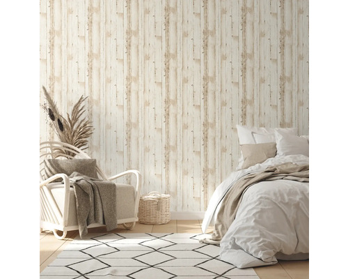 Schlafzimmer mit Vliestapete in Holzoptik, Sessel und Bett