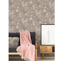 Salon avec papier peint à motifs floraux, canapé et commode