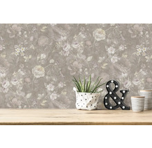 Papier peint à motif floral dans une pièce