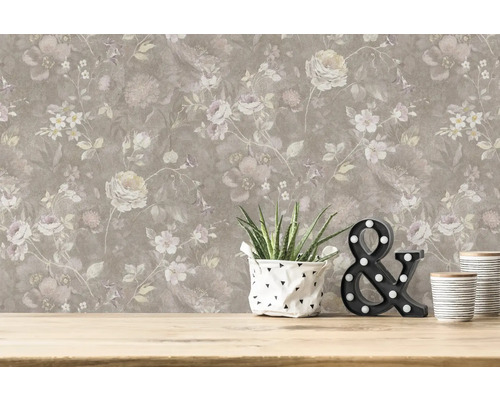 Tapete mit Blumenmuster in einem Raum