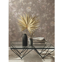 Salon décoratif avec papier peint à fleurs, table basse en verre et vases