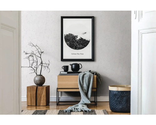 Salon décoratif avec meubles en bois, poster et accessoires