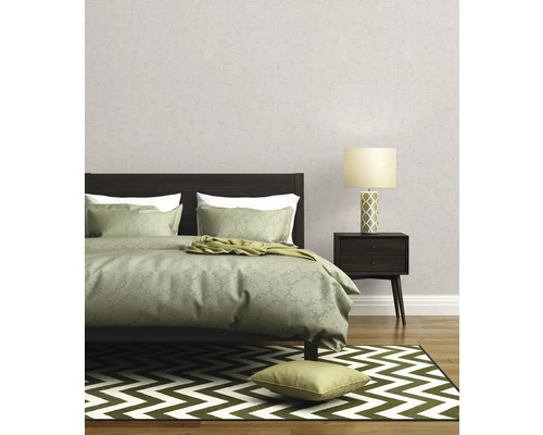 Chambre à coucher avec lit, lampe de chevet et papier peint à motifs