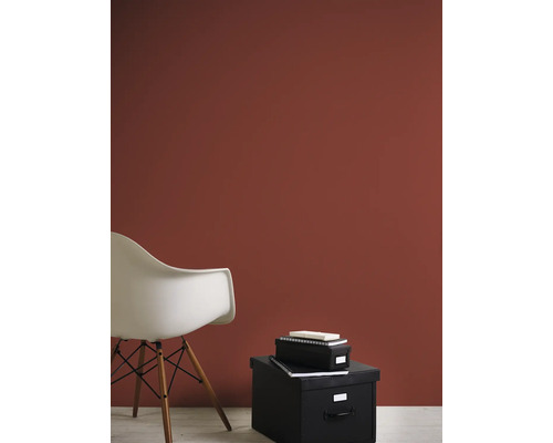 Zimmer mit Terrakotta Wandfarbe, Stuhl und Aufbewahrungsboxen