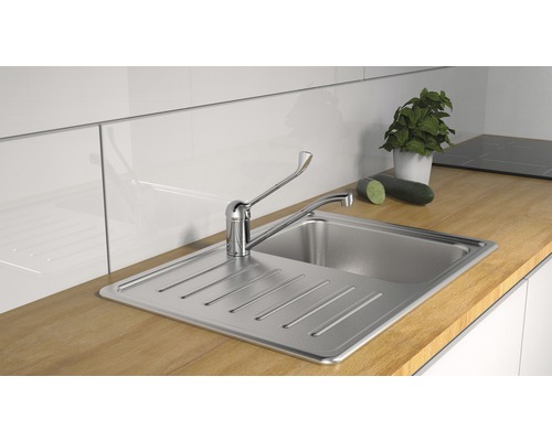 Küchenspüle aus Edelstahl mit Abtropffläche und Armatur auf einer Arbeitsplatte