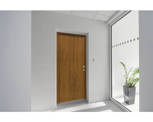 Couloir lumineux avec porte en bois