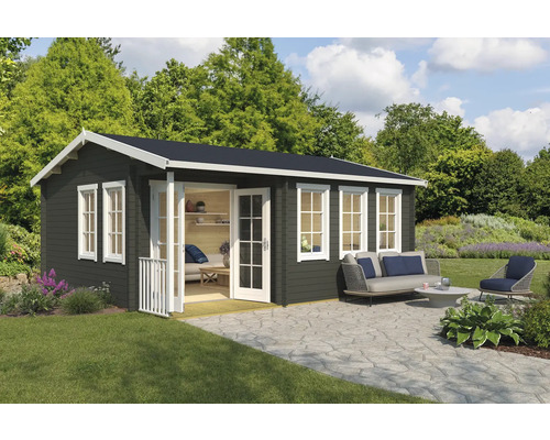 Holzgartenhaus mit Fenstern und Terrassenbereich im Garten