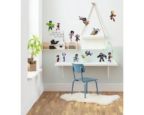 Chambre d''enfant avec bureau, chaise et stickers muraux sur le thème de Marvel