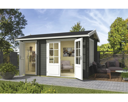 Gartenhaus Outdoor Life Wrexham 1 inkl. Fußboden 430 x 283,5 cm graugrün Gartenhaus mit geöffneten Doppeltüren, Gartenmöbeln auf der Terrasse und Werkzeugen im Inneren.