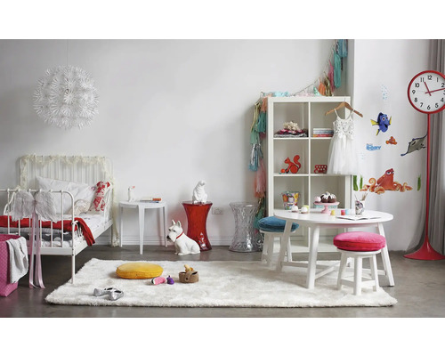 Chambre d''enfant avec lit, table, chaises et étagères dans un style lumineux et accueillant.