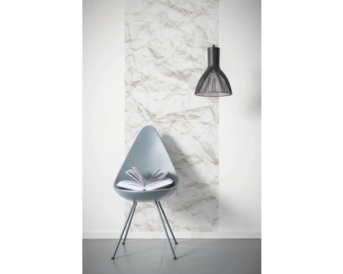 Scène avec une chaise, un livre, une lampe et du papier peint à structure papier