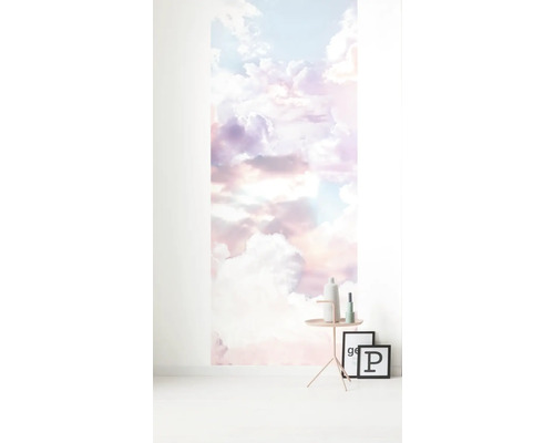 Pièce avec papier peint nuages et petite table