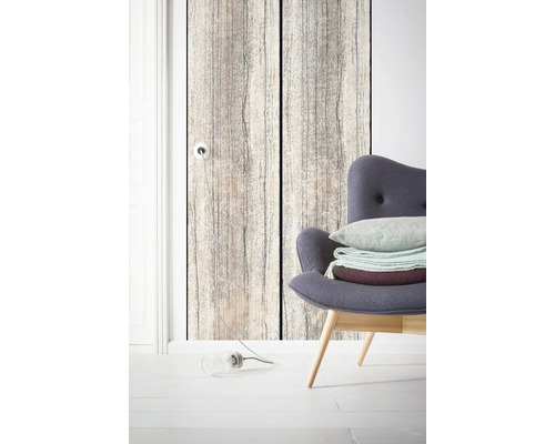 Espace de vie avec papier peint imitation bois et fauteuil