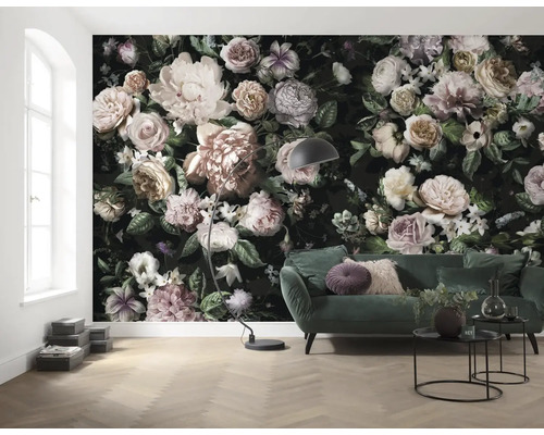 Wohnzimmer mit Blumenmustertapete, Sofa und Stehlampe