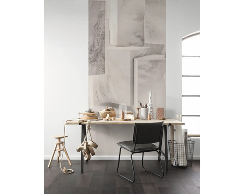 Bureau lumineux avec parquet, bureau, chaise et papier peint à motif de cubes