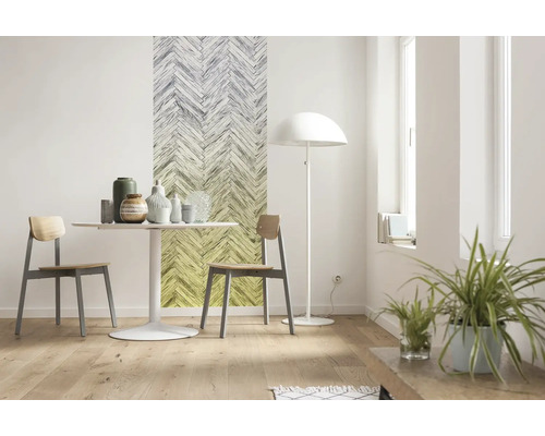 Pièce lumineuse avec table à manger, chaises, lampadaire et décoration