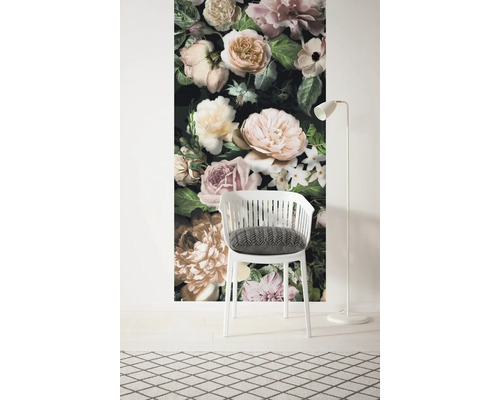 Scène avec papier peint photo à motif floral, chaise et lampadaire