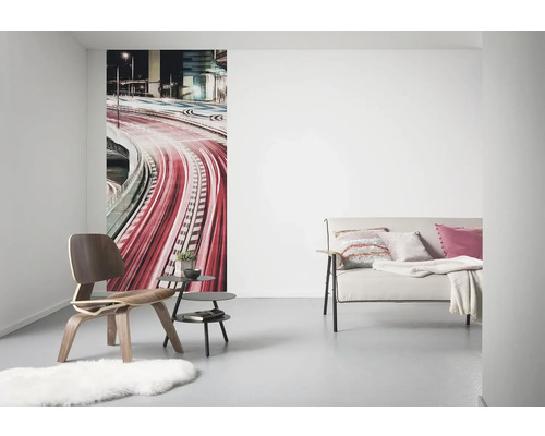 Séjour avec papier peint photo, fauteuil, table d''appoint et canapé