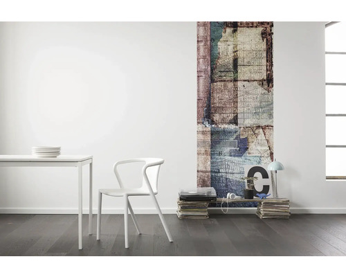 Espace de vie avec papier peint photo, table et chaise