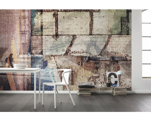 Wandgestaltung mit Fototapete im urbanen Stil, kombiniert mit weißen Möbeln und Dekoration