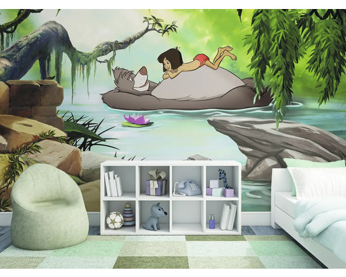 Chambre d''enfant avec papier peint Livre de la jungle, pouf poire, étagère et lit