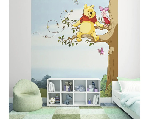 Papier peint panoramique SD4116 Disney Edition 4 Disney Winnie Pooh Tree 4 pces 184 x 254 cm Chambre d''enfant avec une fresque murale Winnie l''ourson, une étagère et un pouf