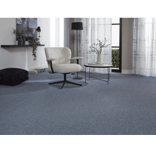 Wohnzimmer mit blauem Teppichboden, Sessel und Beistelltisch