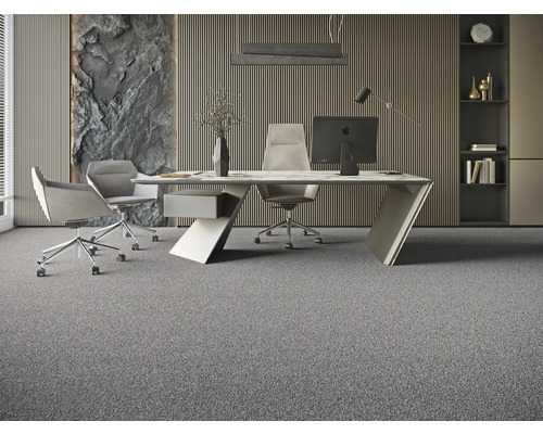 Bureau moderne avec bureau, chaises de bureau et moquette.