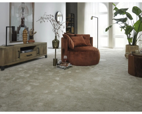 Wohnzimmer mit Teppich, Sessel und Holzmöbeln für eine warme Atmosphäre