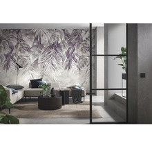 Wohnzimmer mit gemusterter Tapete, Sofa und Couchtisch