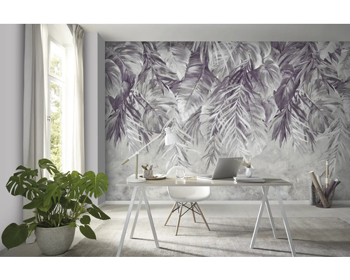 Heller Arbeitsbereich mit Fototapete mit Pflanzenmuster, Schreibtisch und Zimmerpflanze