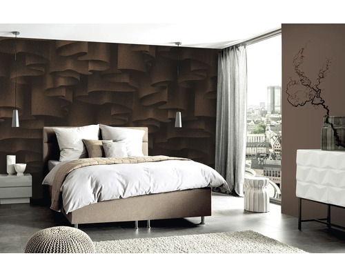 Chambre lumineuse avec lit double, table de chevet et papier peint à motifs marron