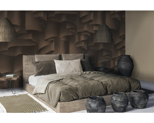 Chambre avec lit, table de chevet, tapis, suspensions, vases et revêtement mural à motif structuré