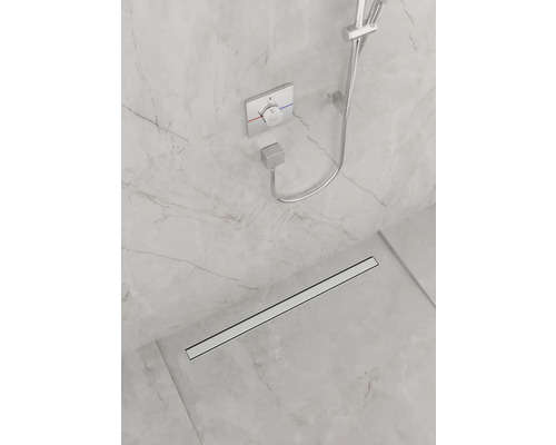 Duschbereich mit Duschrinne, Armatur und Handbrause