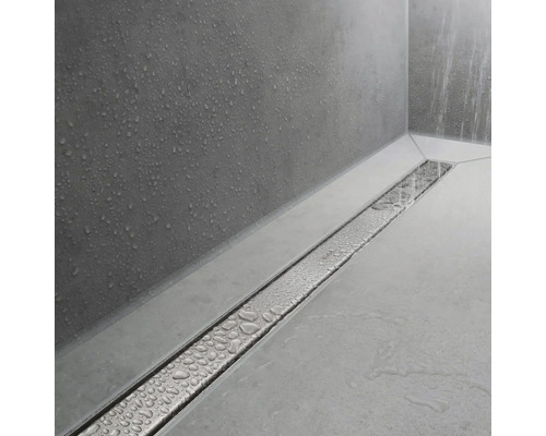 Edelstahl Duschrinne im Badezimmer mit Wasser