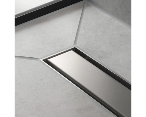 Bodenebene Dusche mit Ablaufrinne aus Metall