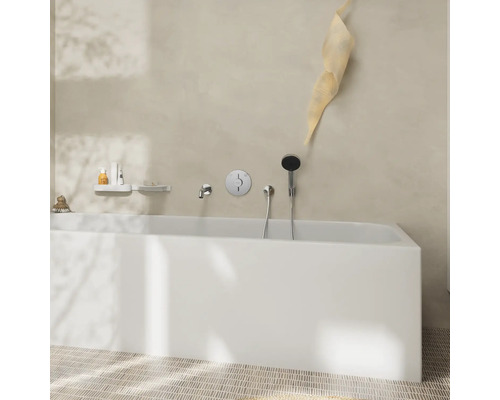 Modernes Badezimmer mit Badewanne, Armaturen und Ablageflächen für Badutensilien.