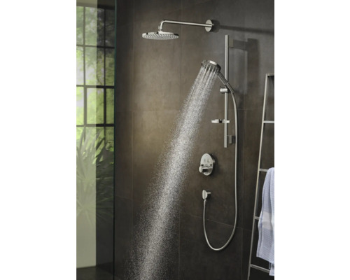 Duschsystem mit Kopfbrause und Handbrause im Badezimmer