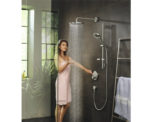 Moderne Dusche mit Duschkopf, Handbrause und Duschthermostat in einem stilvollen Badezimmer.