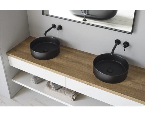 Badezimmer mit zwei runden Aufsatzwaschbecken, Armaturen und Waschtisch