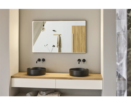 Badezimmer mit Doppelwaschtisch, Spiegel und Armaturen