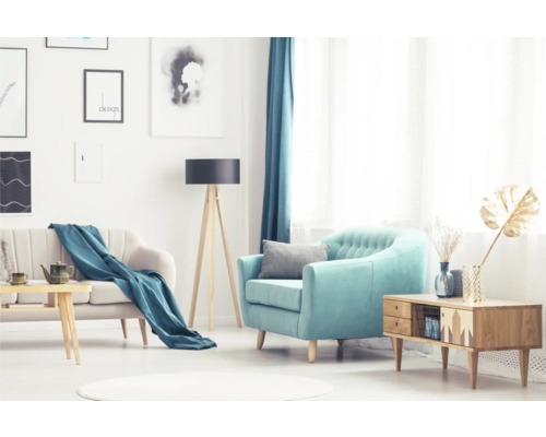 Salon avec canapé, fauteuil, table, lampadaire et décoration