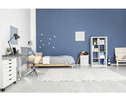 Chambre de jeunes avec lit, bureau, étagère et fauteuil dans un design clair et moderne