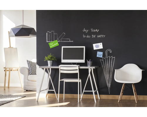 Arbeitszimmer mit Schreibtisch, Stuhl und beschreibbarer Wand