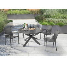 Scène de jardin avec table ronde et quatre chaises sur une terrasse
