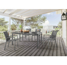 Essgruppe mit Tisch und Stühlen auf einer Terrasse