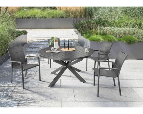 Scène de jardin avec un groupe de table ronde et quatre chaises à l''extérieur