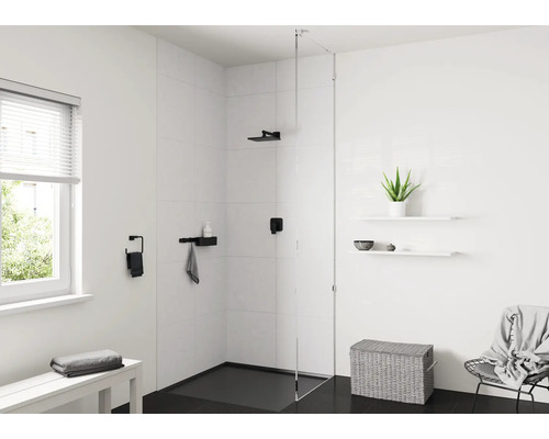 Modernes Badezimmer mit ebenerdiger Dusche, schwarzen Armaturen und minimalistischem Design.